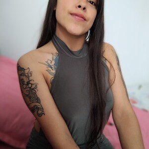 mfc Caro10 webcam profile pic via sexlivecamsites.com