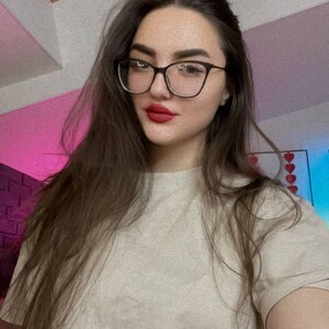 mfc MiraLuccian webcam profile pic via sexcam-girls.com