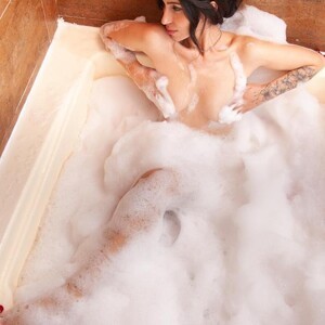 mfc Douce_ webcam profile pic via myliveeroticcams.com