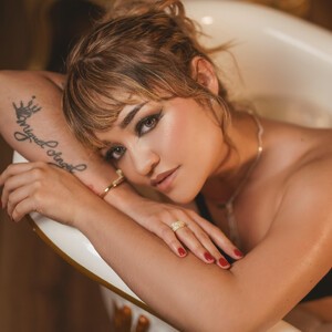 mfc ThalyaHarlow webcam profile pic via pornsexycams.com