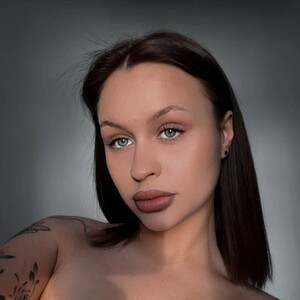 mfc BellaBloom18 webcam profile pic via glamcambabes.com