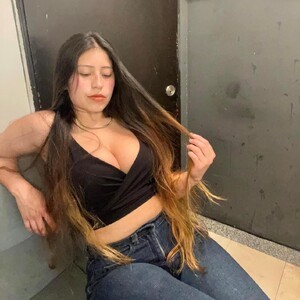 mfc Kiaraowen webcam profile pic via bestlivesexchat.com