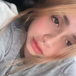 mfc ItsHolly webcam profile pic via amateursex-livecam.com