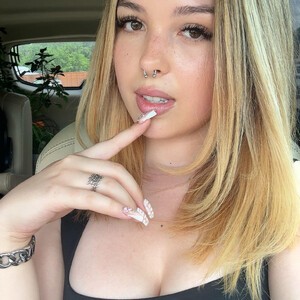 mfc Soflysophie webcam profile pic via cam-performer.com