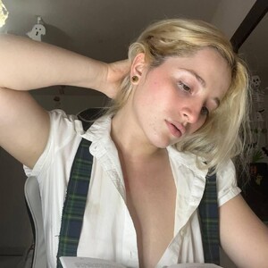 AshleyySoy's MyFreeCams show and profile
