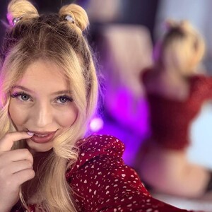 mfc SerenaNoir webcam profile pic via bestlivesexchat.com