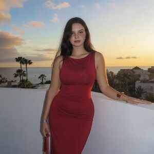 EmilyRoze's MyFreeCams show and profile