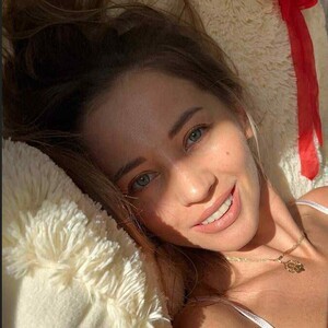 livesexr.com Beccalove_4u livesex profile in hot-wife cams