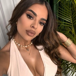 livesextrans.com ArabianGoddes livesex profile in toy habannai cams