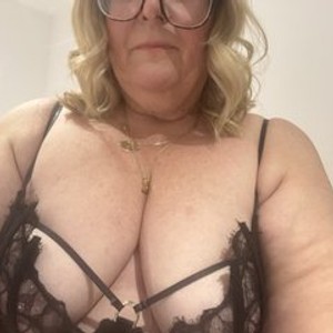 MoistCurvyChanel