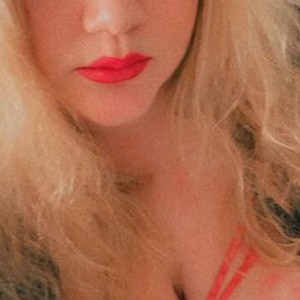 streamate CurvyLouisaXoX webcam profile pic via glamcambabes.com