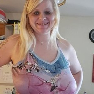 chat with cam BlondBombXX
