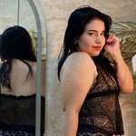 ISSA_CURVYHOT