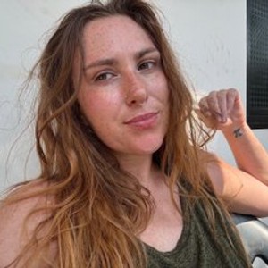 streamate Freckles_UK webcam profile pic via sexlivecamsites.com