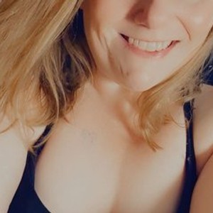 watchgirlcam.com LittleReddPrincess livesex profile in squirtin cams