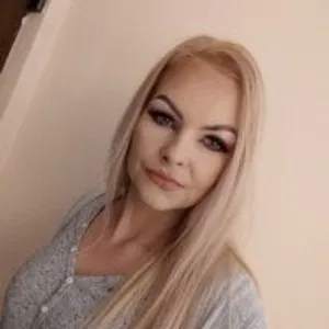 JullieAnn from stripchat