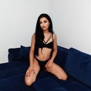 girlsupnorth.com EmmaStward livesex profile in housewives cams