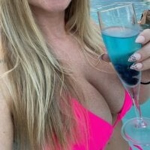 sexcityguide.com peachymexo livesex profile in ts cams