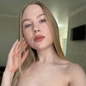 girlsupnorth.com SinaDoll livesex profile in public cams