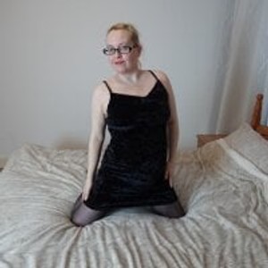 girlsupnorth.com little-vixen livesex profile in housewives cams