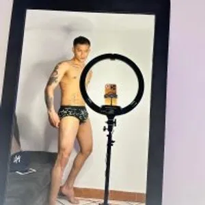 MikeSnake01 from stripchat