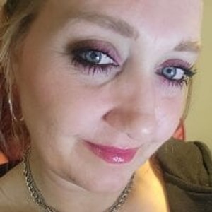 LadyHookzu webcam profile - American