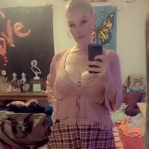 XBellaCloudsX from stripchat