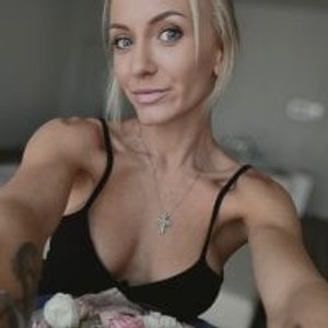 girlsupnorth.com HelenaLaSweet livesex profile in housewives cams