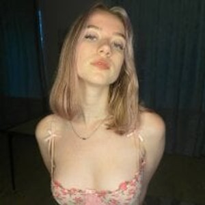 sleekcams.com CwenHetherington livesex profile in public cams