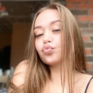 show2cam.com Queen__Mila livesex profile in teen cams