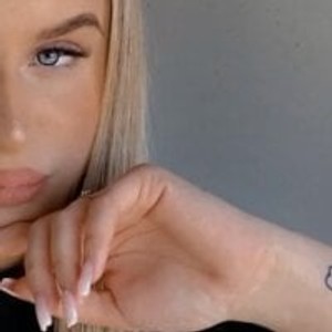 sleekcams.com XshyblondX livesex profile in shaven cams