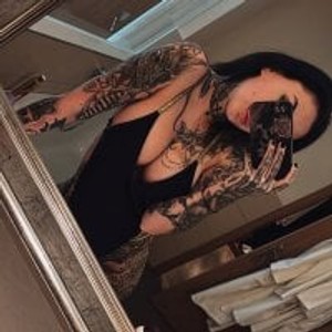 girlsupnorth.com leonie_flessers livesex profile in mistress cams