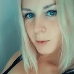 SoftElena from stripchat