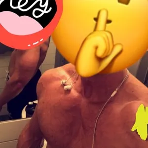 unclejohnny85 from stripchat