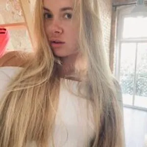 SuppperBlondie from stripchat